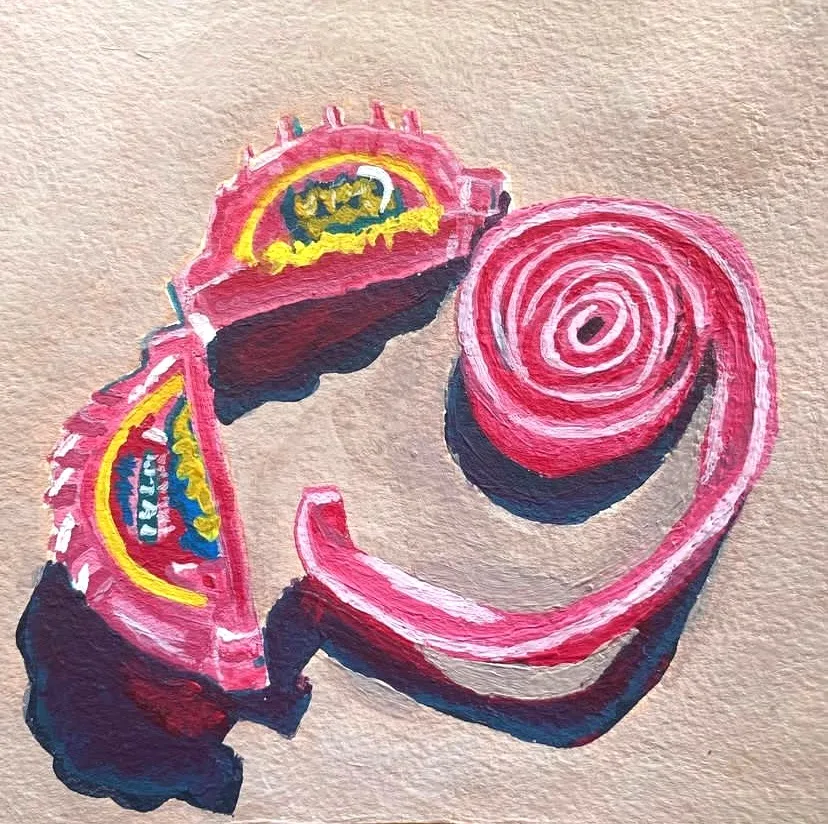Pintura realista de una golosina de fresa en espiral y su envoltorio
